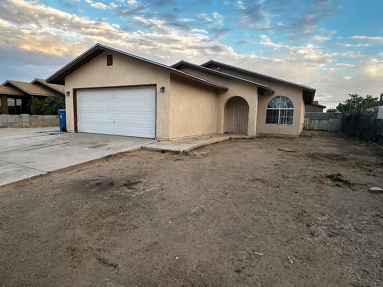 1097 W Fresno St — Photo 1