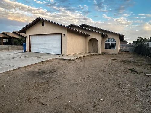 1097 W Fresno St Photo 1