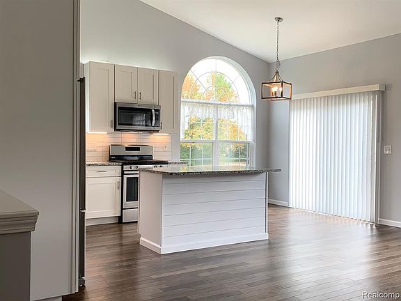 3rd image of 5107 Sandalwood Cir