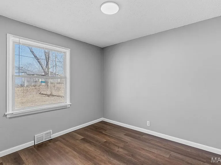 7471 Sharon Dr — Photo 6