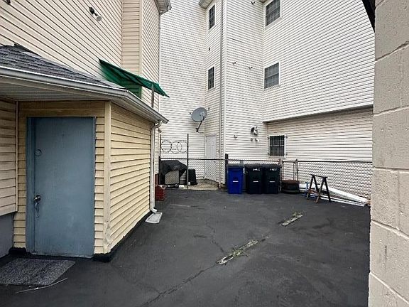 5th image of 591 Meadow St #2