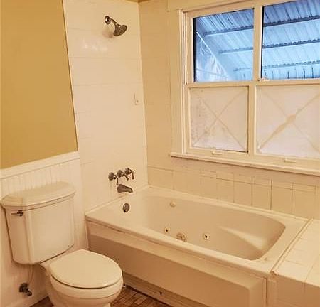 3rd image of 116 NE 8th Ave
