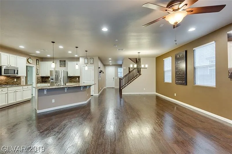 4 bed, 2.5 bath, 2566 sqft, $3,100 — Photo 3