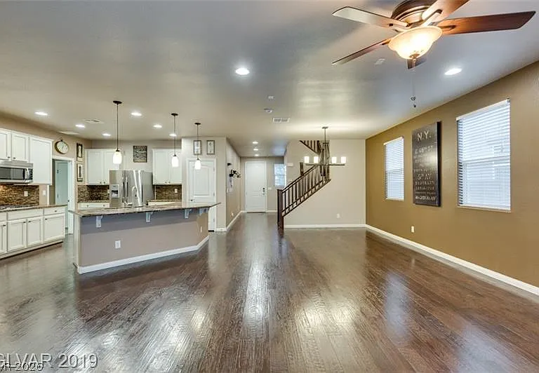 1077 Hickory Park St — Photo 3