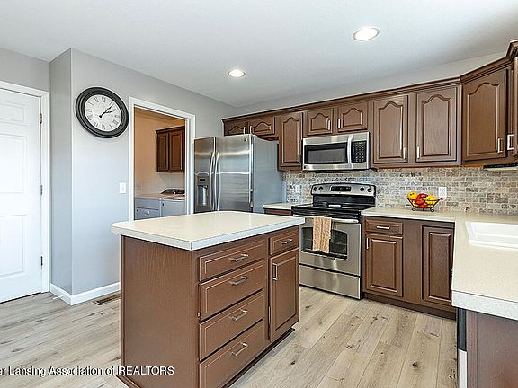 3rd image of 4885 Pine Hill Dr