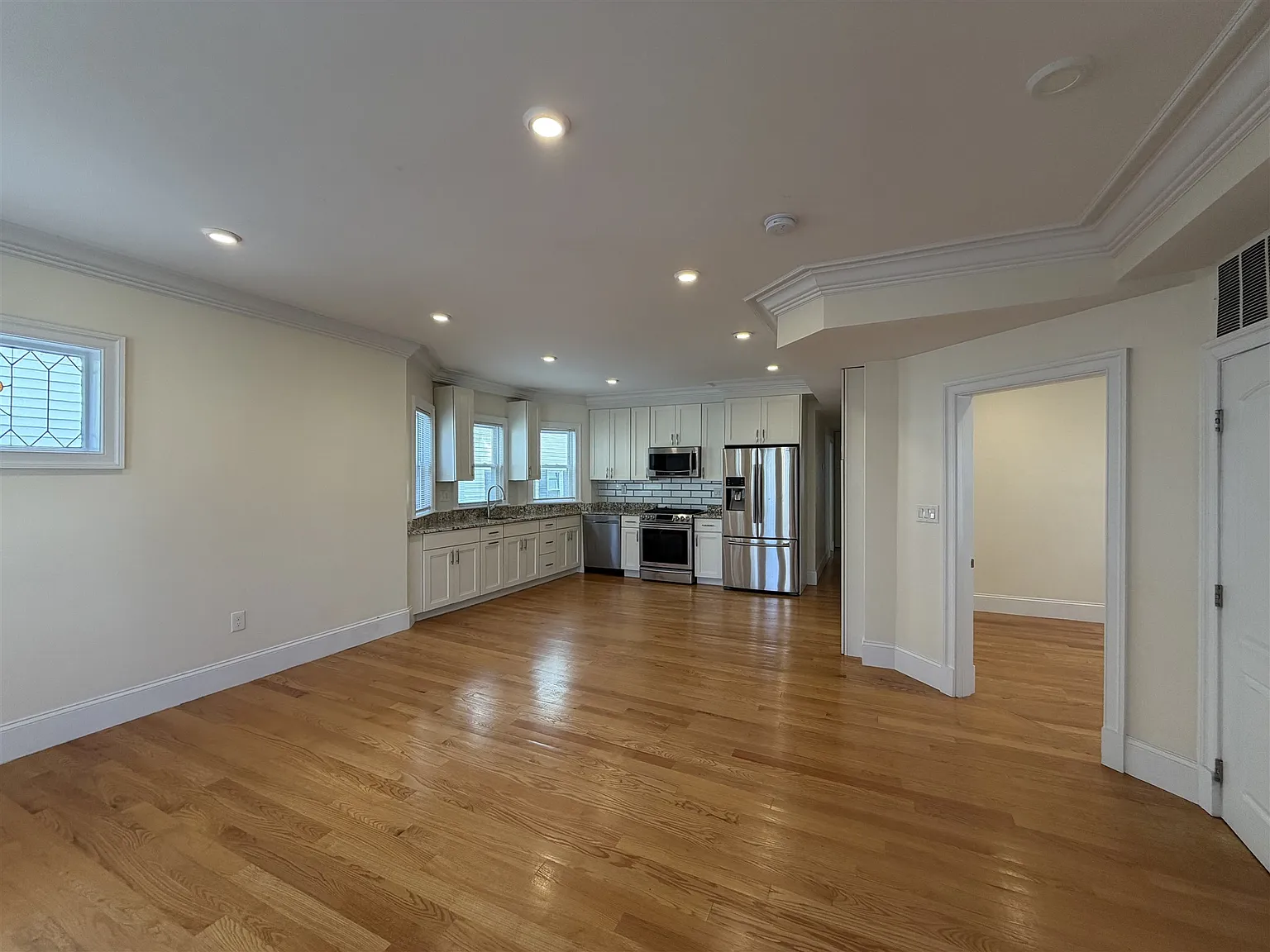 4 bed, 1594 sqft, $5,700 — Photo 2