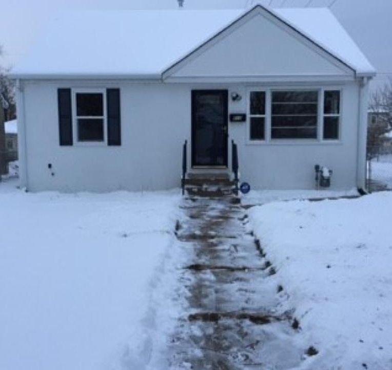 1st image of 812 3rd Ave S