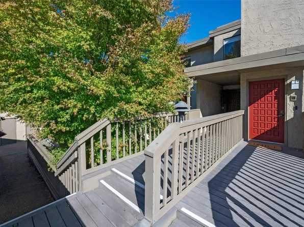 6710 Parkpoint Way NE #E-402, Seattle, WA 98115