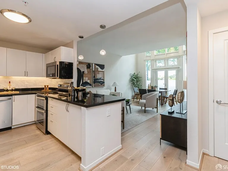 88 King St #104 — Photo 3