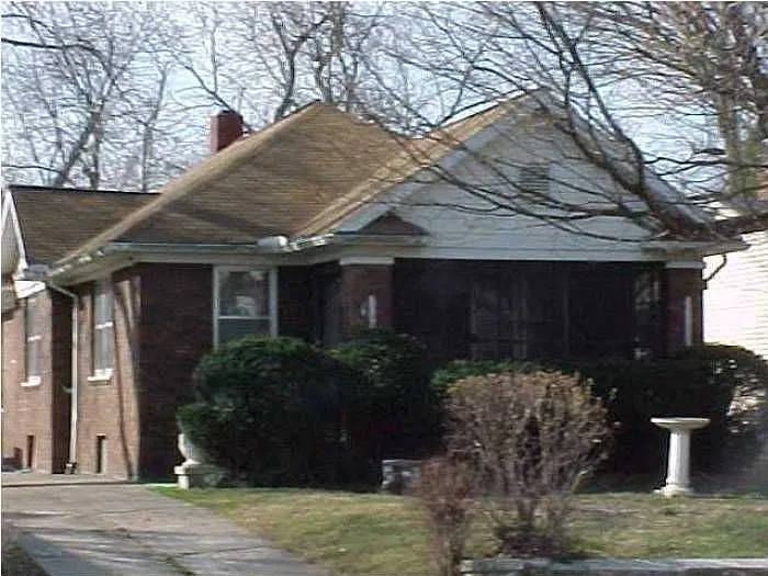 727 E Riverside Dr photo 1