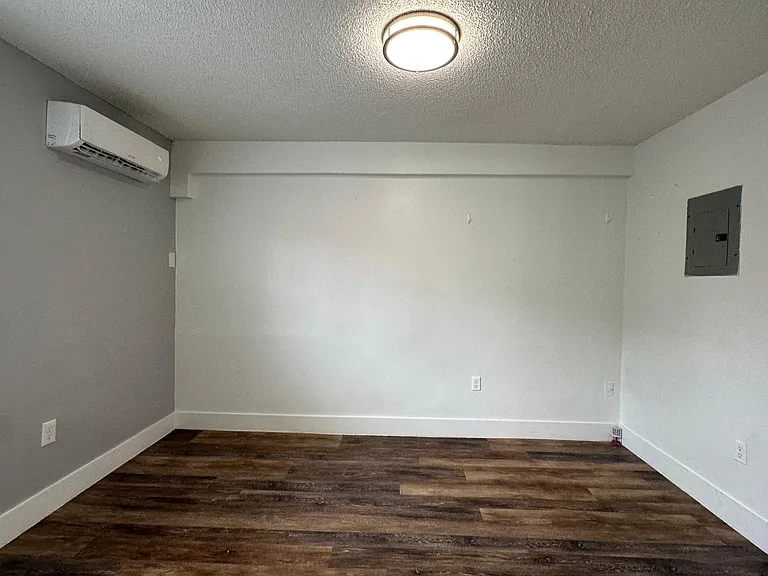 529 SW 4th St — Photo 4
