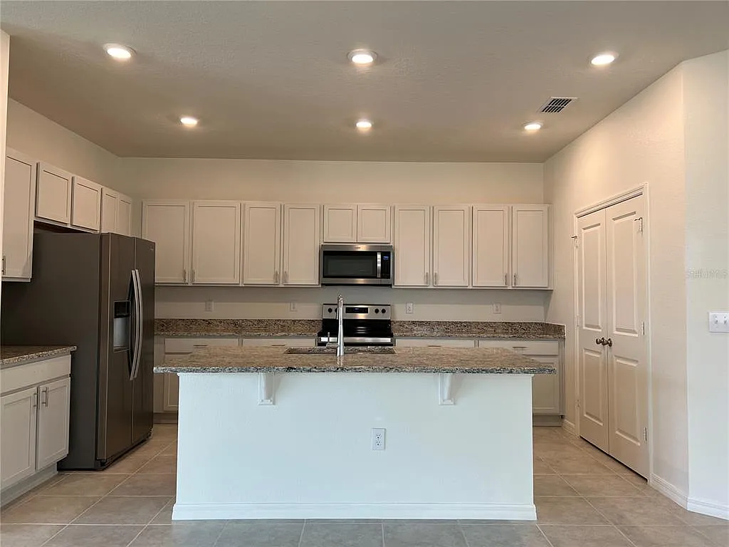 4 bed, 3.0 bath, 2333 sqft, $2,675 — Photo 2