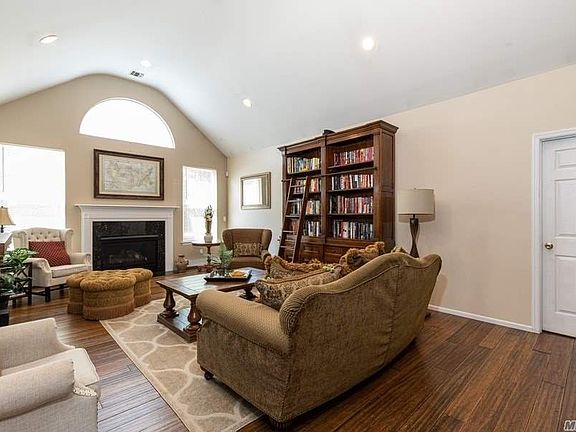 3rd image of 14 Jacobsen Ct