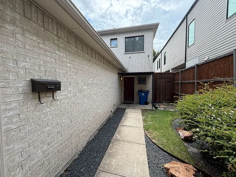1927 Summit Ave — Photo 18