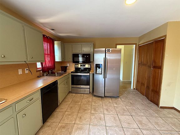 3rd image of 22 Salisbury Drive S