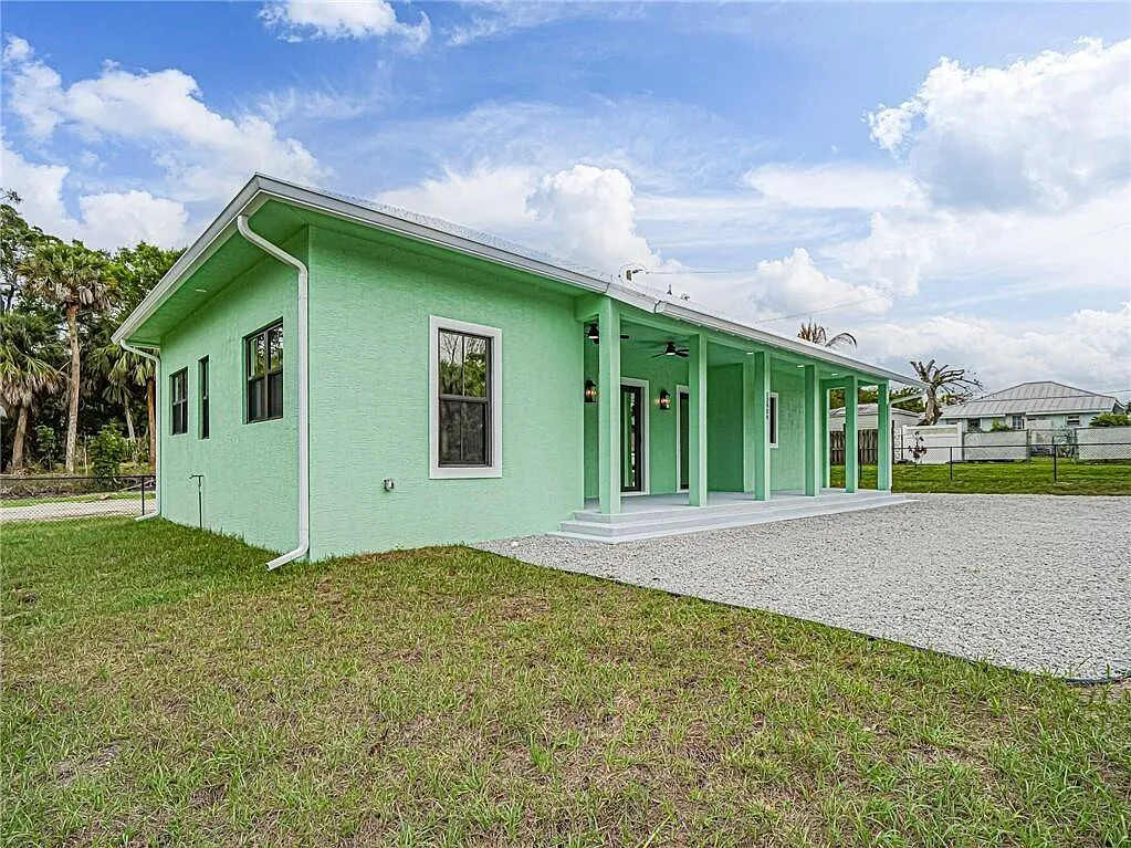 3 bed, 2.0 bath, 1230 sqft, $2,900 — Photo 2