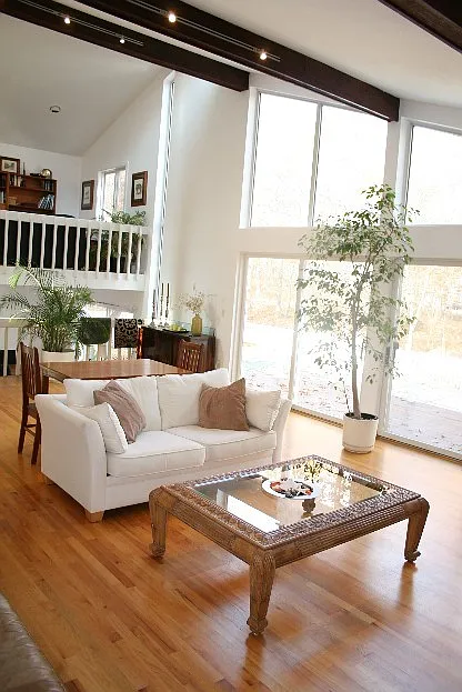 Light Filled Spacious Contemporary Close to Village and Beaches — Photo 2