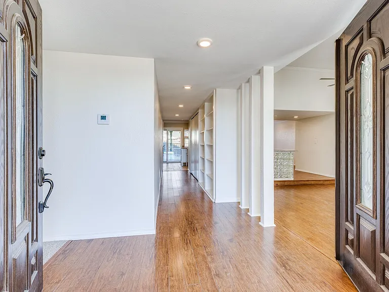 1507 Auburn Dr — Photo 2