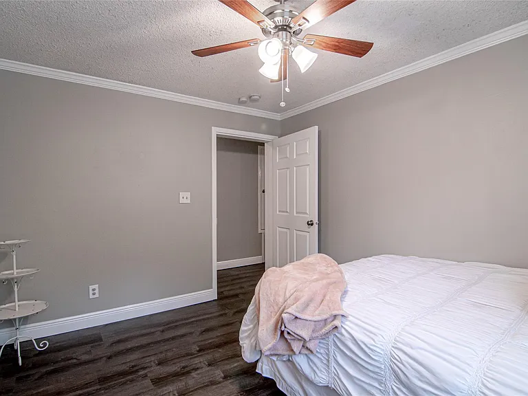 160 Varsity Dr — Photo 22
