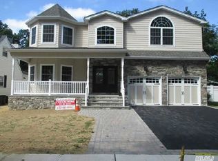 4 William St, Merrick, NY 11566