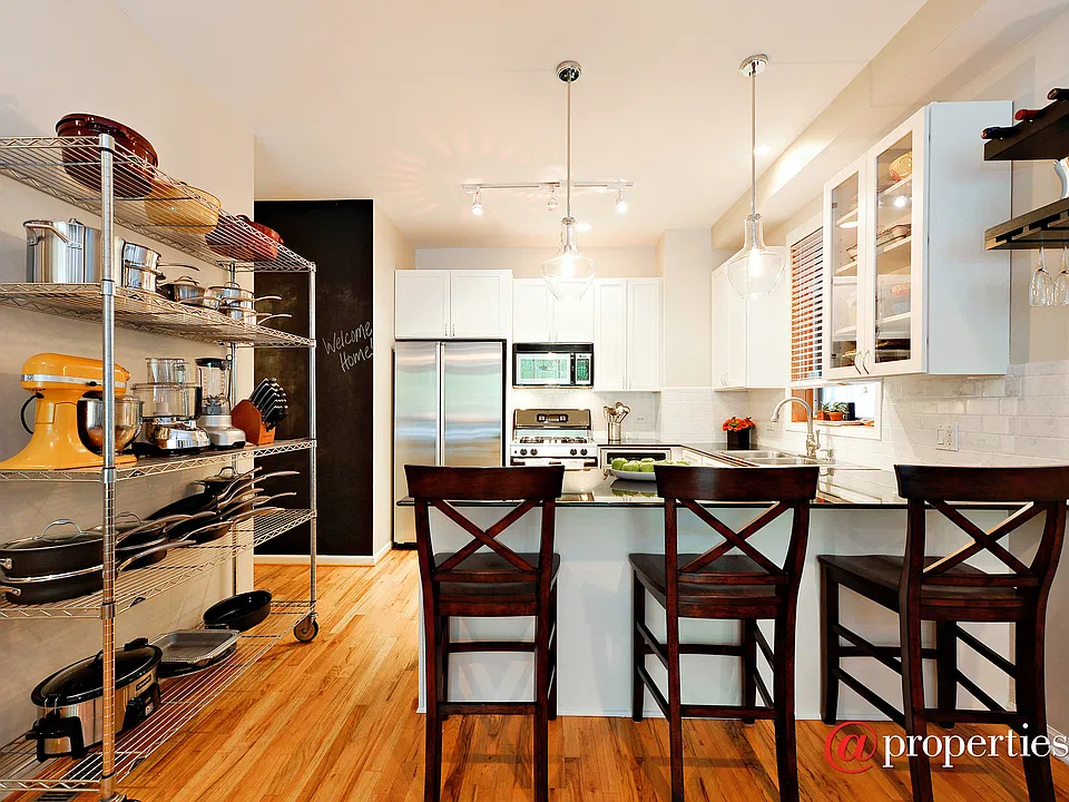 Kitchen with Granite Peninsula for Bar Stools