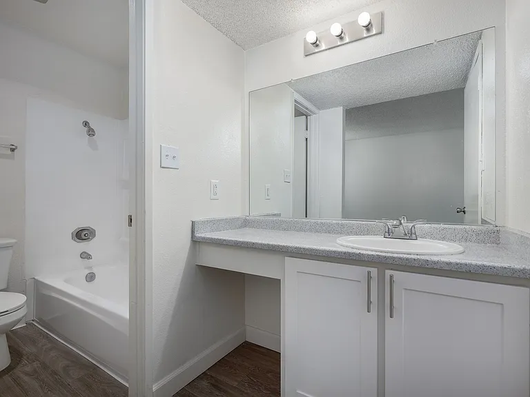 Rivercourt Apartments — Photo 27