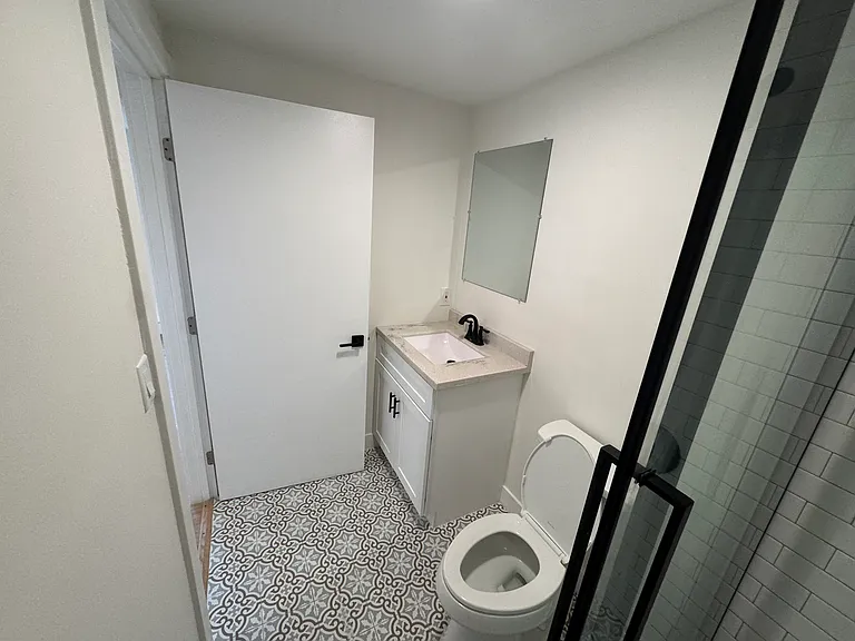 877 Hyperion Ave #879-1/2 — Photo 6