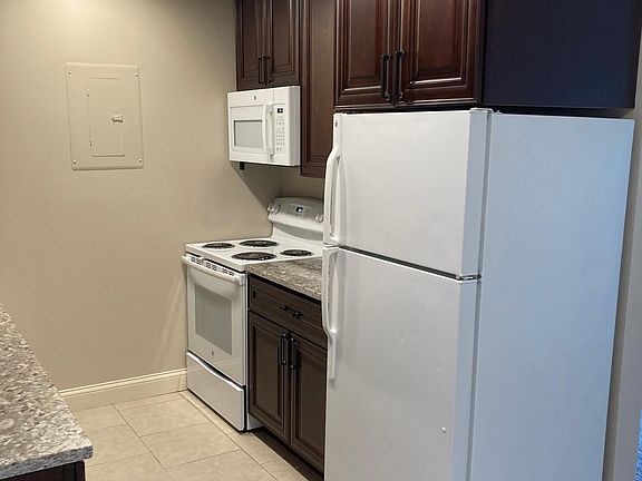 4th image of 10-5120 Emerald Dr #21