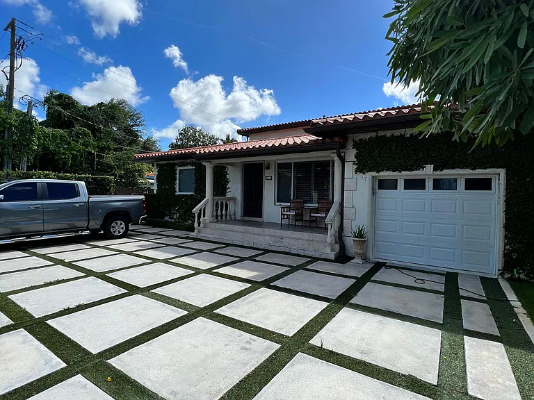 910 SW 62nd Ave — Photo 3