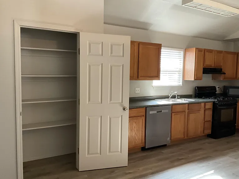 2213 E Post Oak Dr — Photo 7