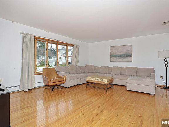 4th image of 140 Prospect St