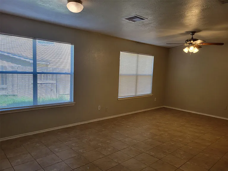 6055 Green Heather Ln — Photo 4