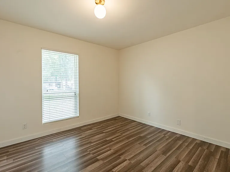 1001 Echo Ln — Photo 11