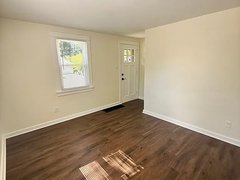 1905 Laird Ave — Photo 10