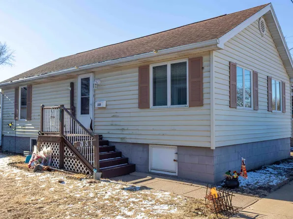 331 3rd St, East Dubuque, IL 61025