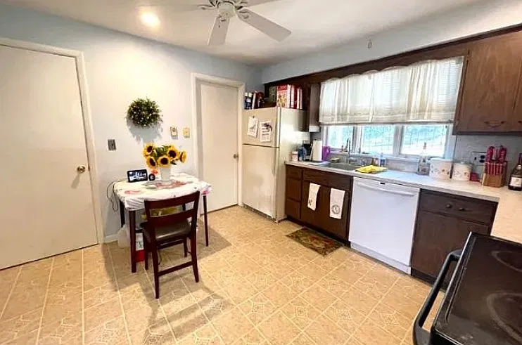 3 bed, 940 sqft, $3,400 — Photo 2
