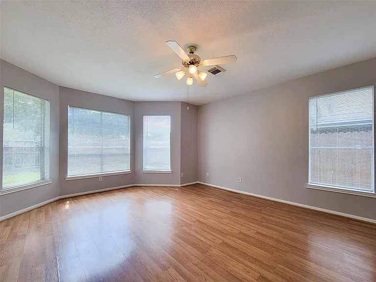 9410 Barretts Glen Ct — Photo 19