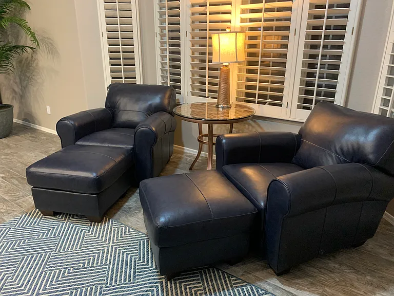 Morning room with leather chairs, coffee bar and TV