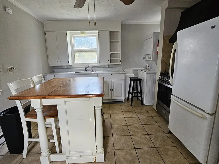 300 W Elm St — Photo 12