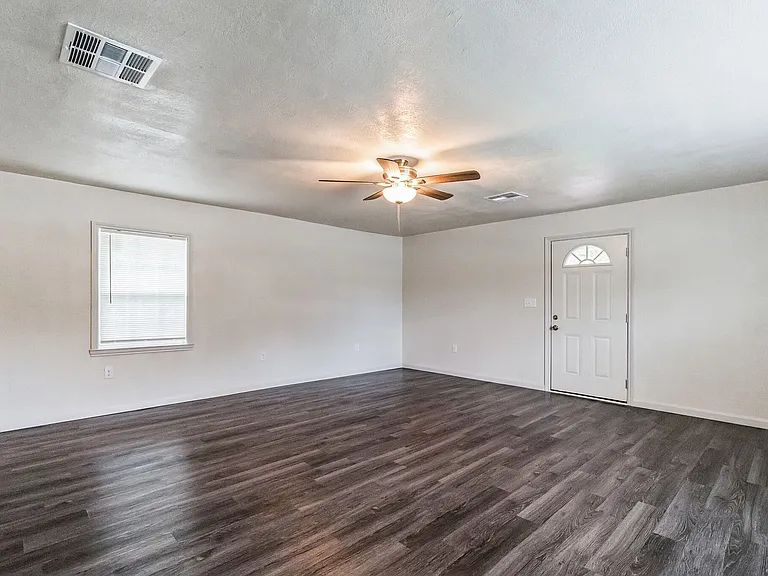 101 W Schreiner St — Photo 5