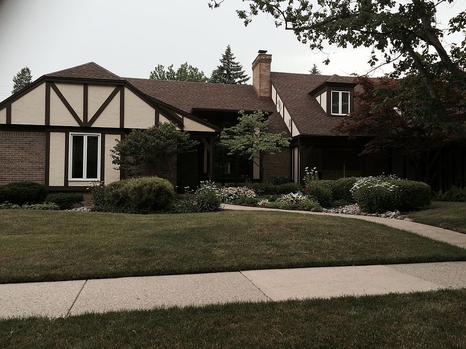 Front facade of house, unit to left