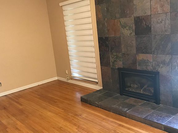 Natural gas fireplace