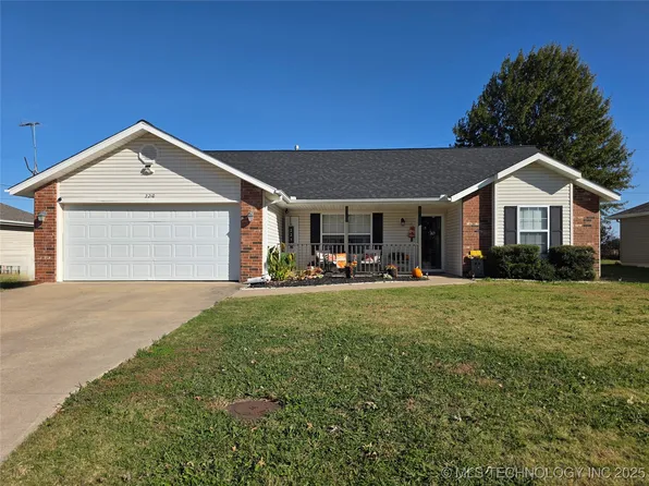 2210 Holly Ln, Miami, OK 74354