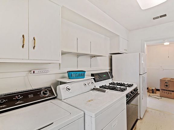 5th image of 4300 Powell Ave