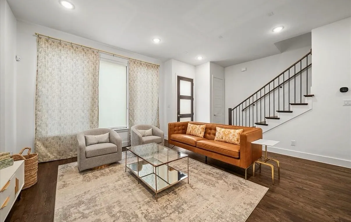 3 bed, 1695 sqft, $6,900 — Photo 2