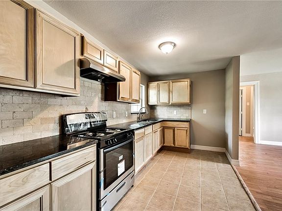 3rd image of 233 E Marguerita Dr