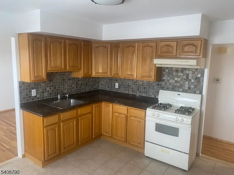 3 bed, 1.0 bath, $3,000 — Photo 2