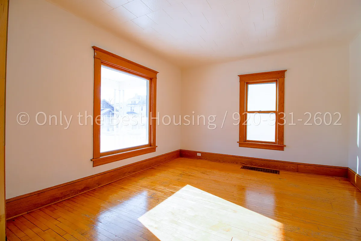 Building Photo - 418 W Irving Ave