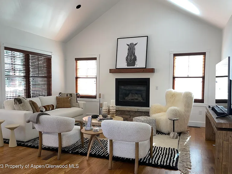 519 W Main St #D101 — Photo 1