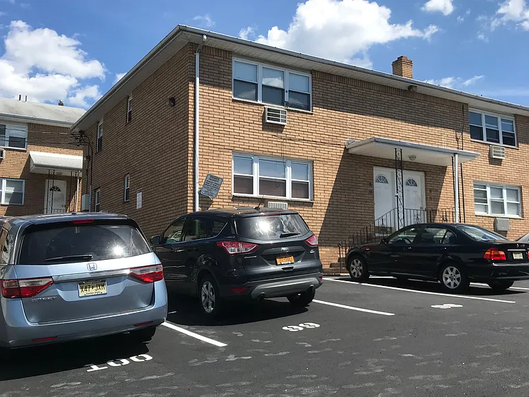 Karl Place Apartments — Photo 7
